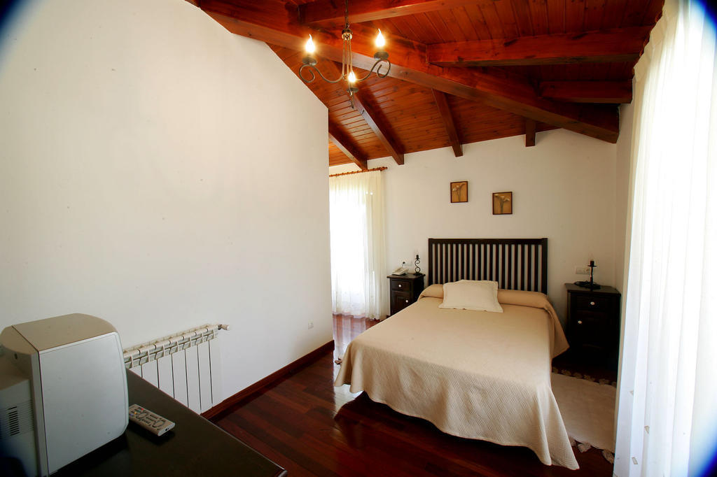 Хостел Casa Da Botica A Estrada Os Casares Номер фото